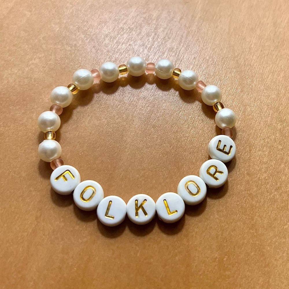 Taylor Swift Pearl and Gold 'FOLKLORE' Beaded Bracelet - White, Gold, Pink